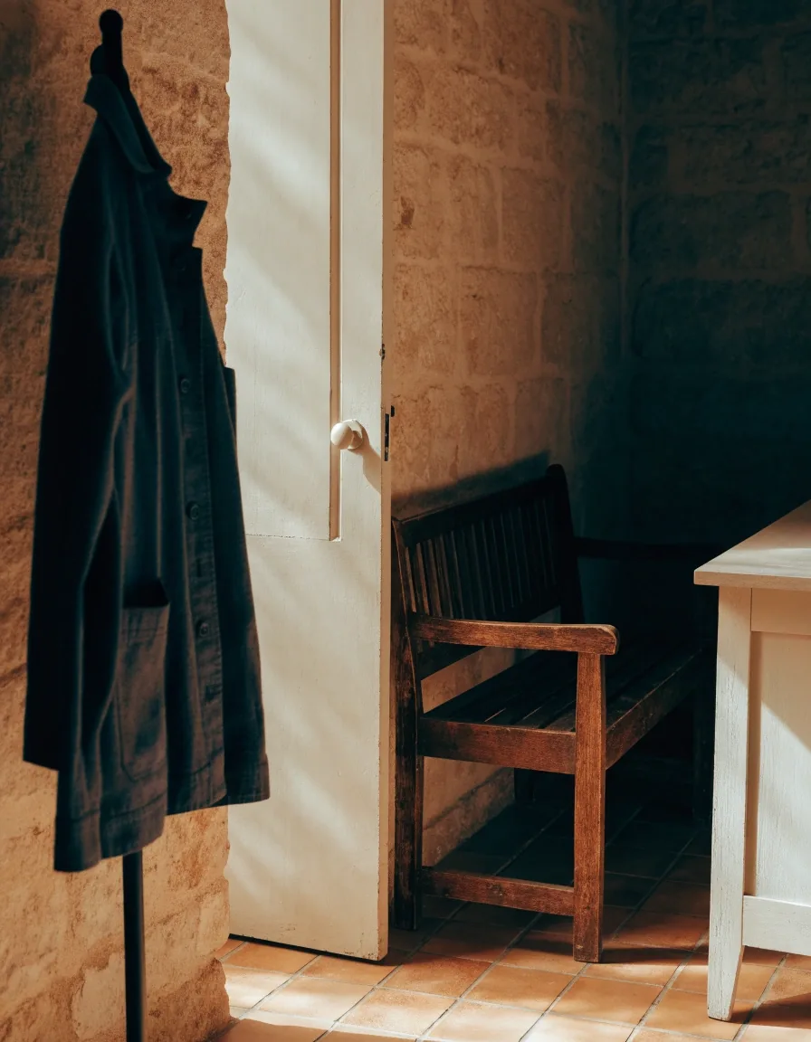Mesa de trabajo del equipo editorial junto a una ventana en la oficina de Valencia